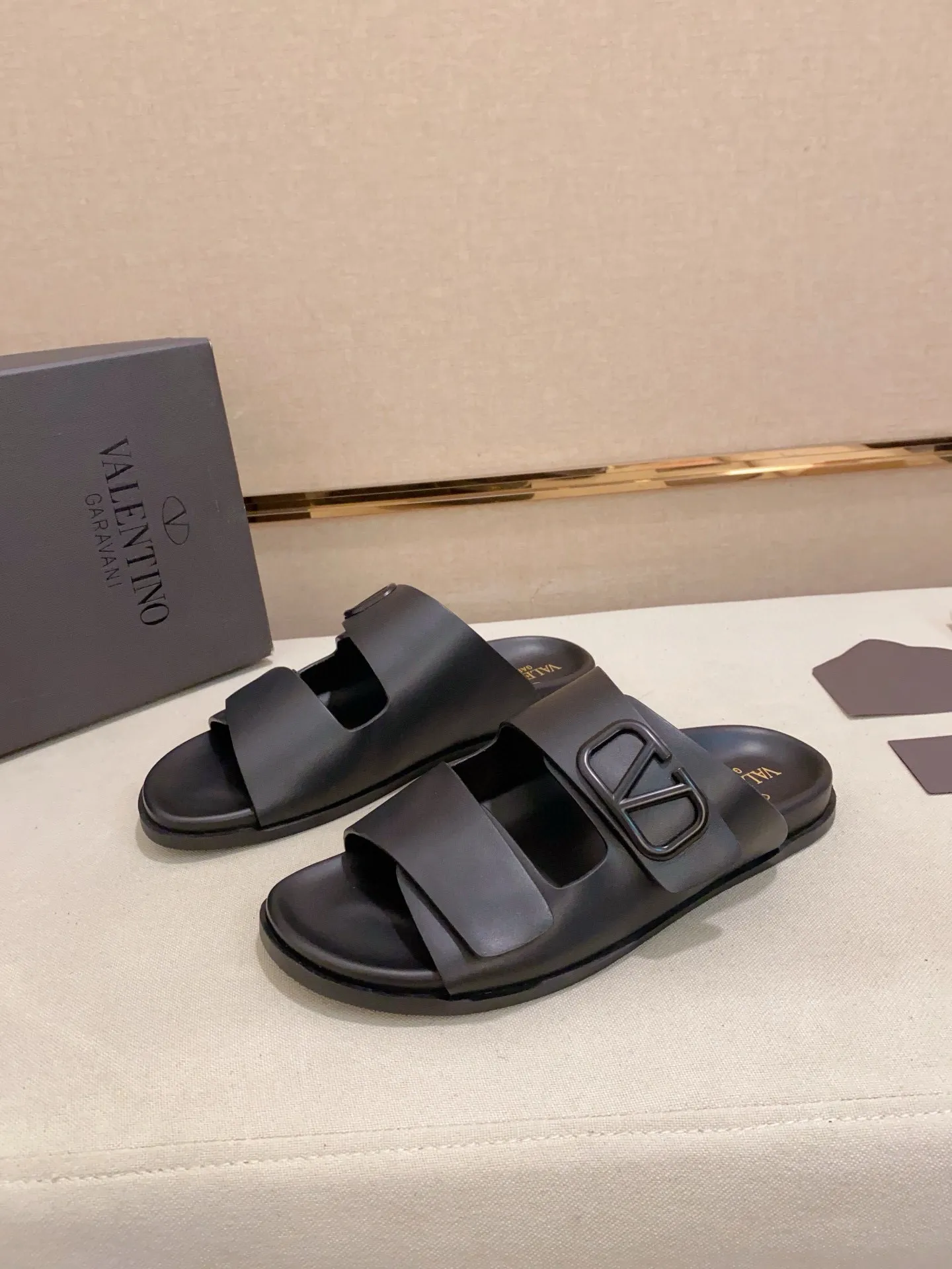 Men's shoes💰: 440💰[Valentino] New men's boutique slippers, counter quality, classic plaid, the actual workmanship is quite complex🔰The uppers are made of imported fabrics➕🐑Sheepskin lining, which tests the craftsman's craftsmanship➕original PU outsole. Size: 38-44 (45 can be customized, non-refundable)